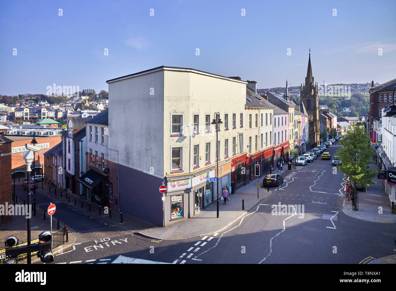 Guardando in giù in strada di Carlisle dalle mura della città di Londonderry, Irlanda del Nord Foto Stock