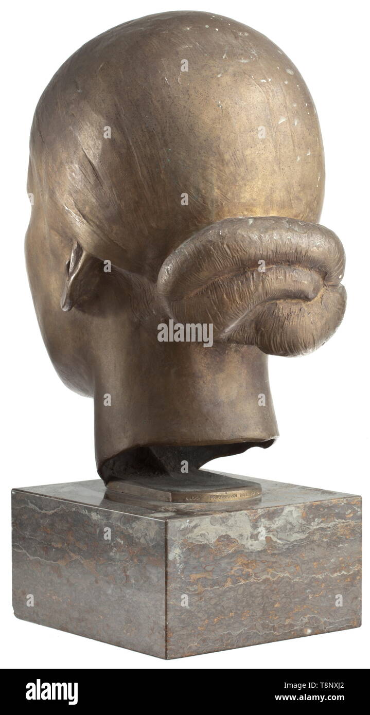 Kurt Schmid-Ehmen (1901 - 1968) - "Hertha' Bronzo su base di pietra, firmata sul collo 'Schmid-Ehmen 1935', sulla staffa di base marchio fonderia 'Guss Priessmann Bauer & Co. München", patina, grigio rosso con base in pietra (una piccola imperfezione sul bordo inferiore). Altezza senza base 35 cm, con base di 44 cm. Compresi tre fotografie monocrome, tre aspetti negativi di 6 x 6 cm e tre negativi di vetro 6 x 7 cm di "Hertha', tra loro anche il gesso figura, un catalogo 'Münchener Kunstausstellung 1939, Maximilianeum" con "Hertha' su p. 78. Inoltre il coperchio originale lettera e Copia in, Editorial-Use-solo Foto Stock