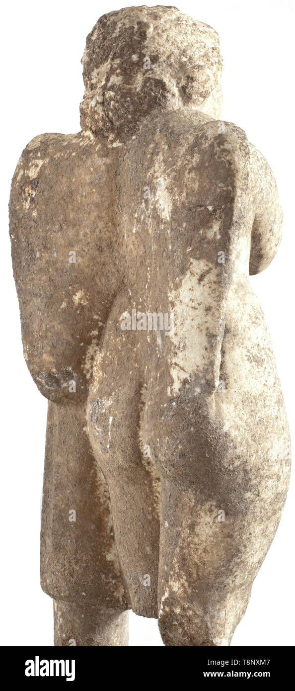 Un Romano Hymenaeus, fine del II secolo D.C. in marmo bianco con patina di età. La figura di un ragazzo in piedi con le ali, appoggiato ad una colonna drappeggiati con un cappotto con la sua spalla sinistra e la sua testa, tenendo un fogliame corona nella mano sinistra. Numerosi urti e piccole imperfezioni, le gambe dalle ginocchia verso il basso sono mancanti. Montato su un piedistallo contemporanea. Altezza senza stand 91 cm, peso circa 130 kg. Provenienza: Collezione privata dal sud della Germania, acquisita nel commercio di opere d' arte a Vienna nel 1979. storica, storica, Impero Romano, il mondo antico, Additional-Rights-Clearance-Info-Not-Available Foto Stock