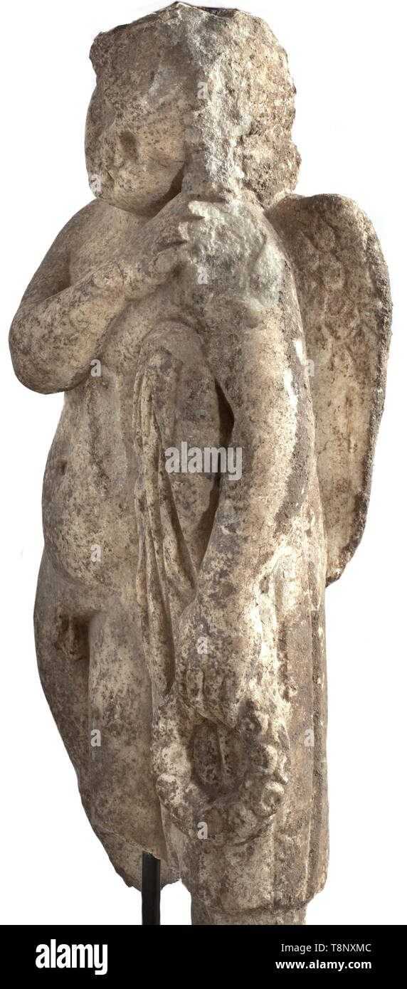Un Romano Hymenaeus, fine del II secolo D.C. in marmo bianco con patina di età. La figura di un ragazzo in piedi con le ali, appoggiato ad una colonna drappeggiati con un cappotto con la sua spalla sinistra e la sua testa, tenendo un fogliame corona nella mano sinistra. Numerosi urti e piccole imperfezioni, le gambe dalle ginocchia verso il basso sono mancanti. Montato su un piedistallo contemporanea. Altezza senza stand 91 cm, peso circa 130 kg. Provenienza: Collezione privata dal sud della Germania, acquisita nel commercio di opere d' arte a Vienna nel 1979. storica, storica, Impero Romano, il mondo antico, Additional-Rights-Clearance-Info-Not-Available Foto Stock