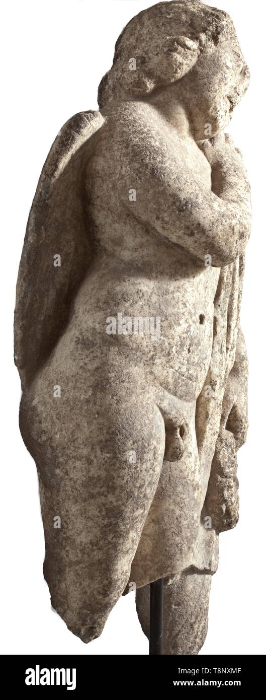 Un Romano Hymenaeus, fine del II secolo D.C. in marmo bianco con patina di età. La figura di un ragazzo in piedi con le ali, appoggiato ad una colonna drappeggiati con un cappotto con la sua spalla sinistra e la sua testa, tenendo un fogliame corona nella mano sinistra. Numerosi urti e piccole imperfezioni, le gambe dalle ginocchia verso il basso sono mancanti. Montato su un piedistallo contemporanea. Altezza senza stand 91 cm, peso circa 130 kg. Provenienza: Collezione privata dal sud della Germania, acquisita nel commercio di opere d' arte a Vienna nel 1979. storica, storica, Impero Romano, il mondo antico, Additional-Rights-Clearance-Info-Not-Available Foto Stock