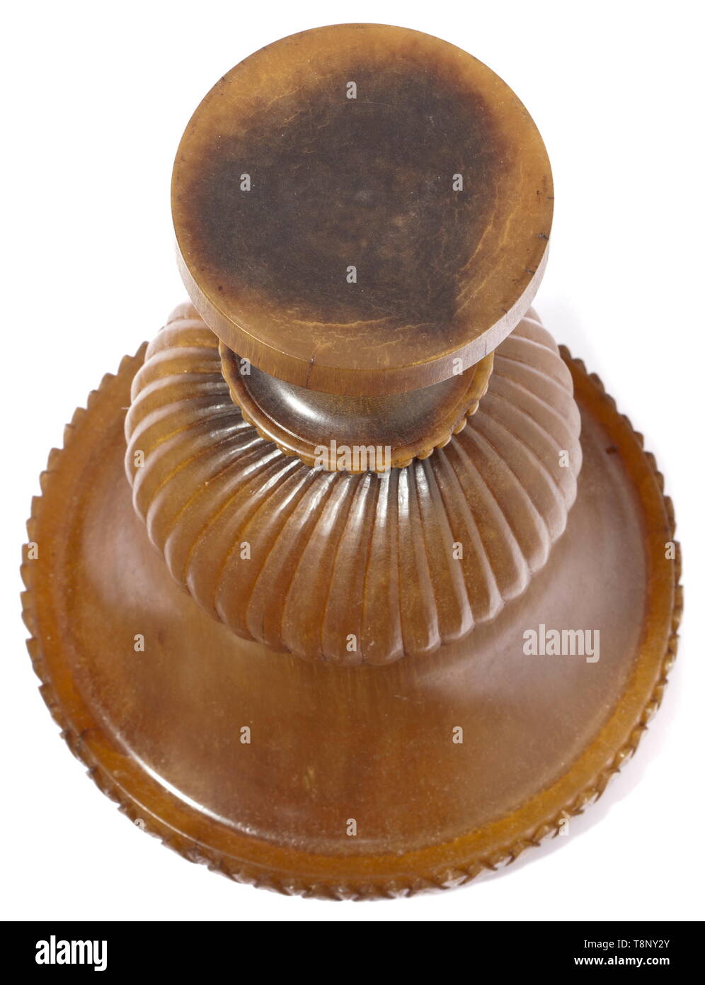 Un grande rinoceronte indiano horn cup, 1800 Grande, un pezzo scolpito cup, realizzata dal corno di un imponente rinoceronte maschio. Il moltiplicare messo piede finemente scolpiti con foglie e un tallone-e-pattern dell'aspo. La base del bicchiere curvo con decorazione gadrooned, il bordo svasato abbellito con palmettes in rilievo. In buone condizioni, l'interno della tazza con lievi incrinature di età. Altezza 24,5 cm, diametro 17 cm, peso 983 g. storica, storica del XIX secolo, Additional-Rights-Clearance-Info-Not-Available Foto Stock