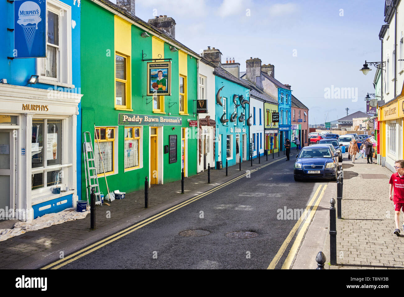 Fila di negozi, bar e negozi di articoli da regalo in Strand Street, Dingle, nella contea di Kerry, Irlanda Foto Stock