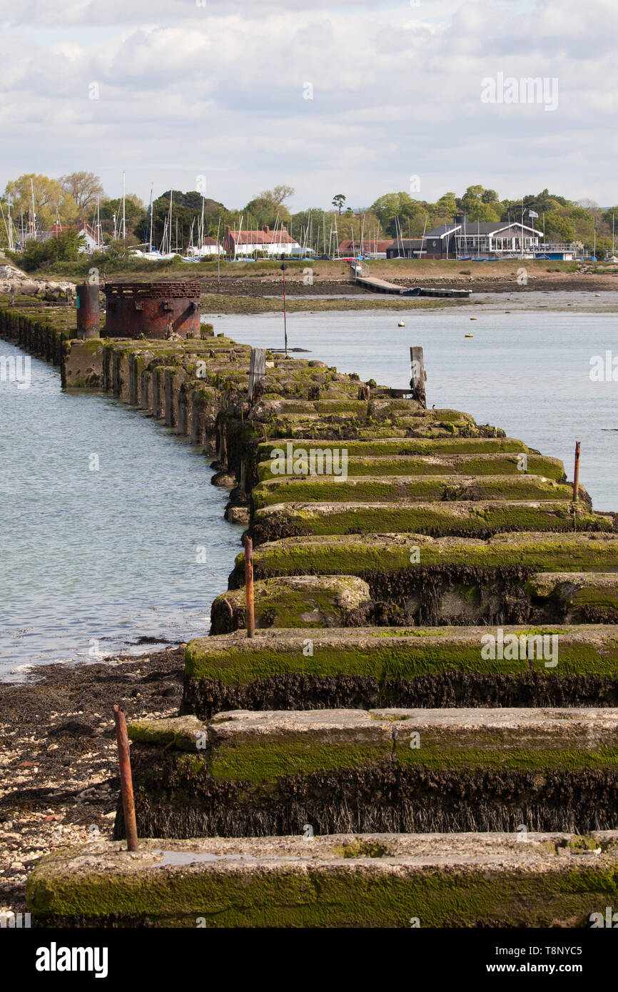 I resti del vecchio ponte ferroviario dell'isola di Hayling al Porto di Langstone, parte del Porto di Chichester Foto Stock