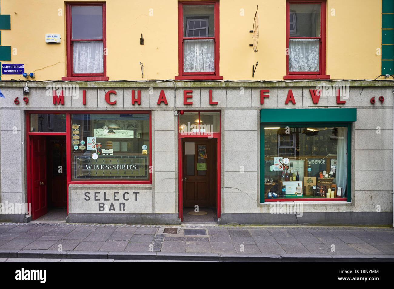 Michael Fawl pub e off in licenza O'Connell Street, Ennis, Irlanda Foto Stock