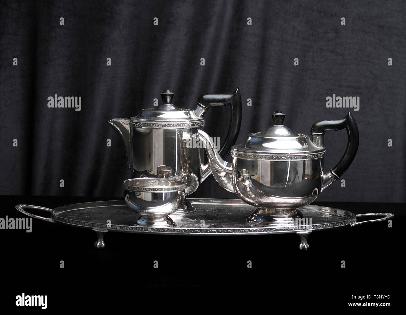 Vinatrici Di Sheffield Alpha Plate, garzatrici argentate. Teapot, water pot, zuccheriera e vassoio ovale anni '50 Nome vintage: Viners of Sheffield Alpha Plat Foto Stock