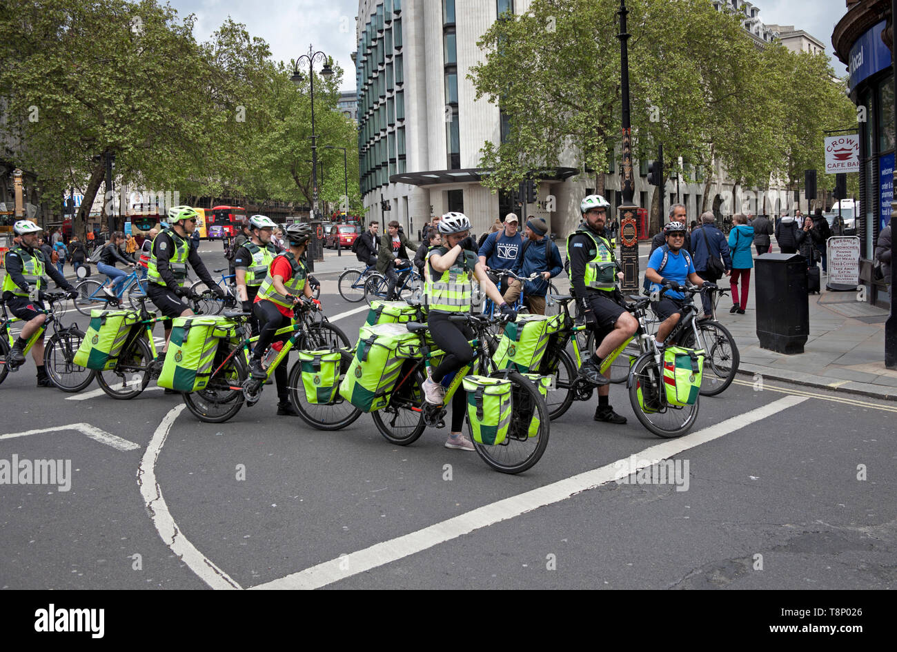 Londra servizio ambulanza, ciclisti, London, England, Regno Unito, Europa Foto Stock