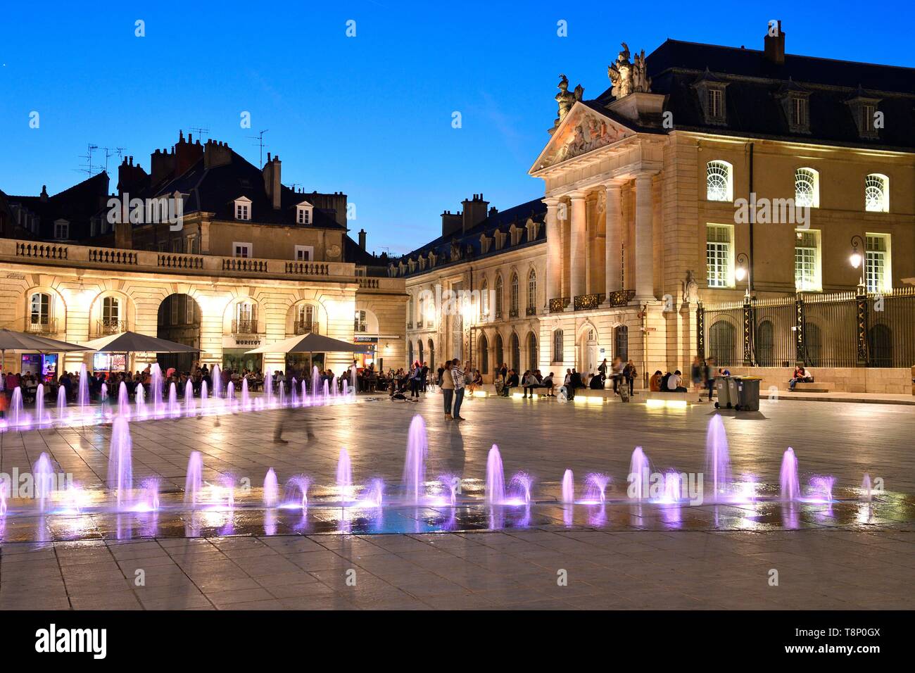 Francia, Cote d'Or, paesaggio culturale di Borgogna climi elencati come patrimonio mondiale dall' UNESCO, Dijon, fontane sulla place de la Libération (liberazione) piazza di fronte al Palazzo dei Duchi di Borgogna che ospita il municipio e il Museo delle Belle Arti Foto Stock