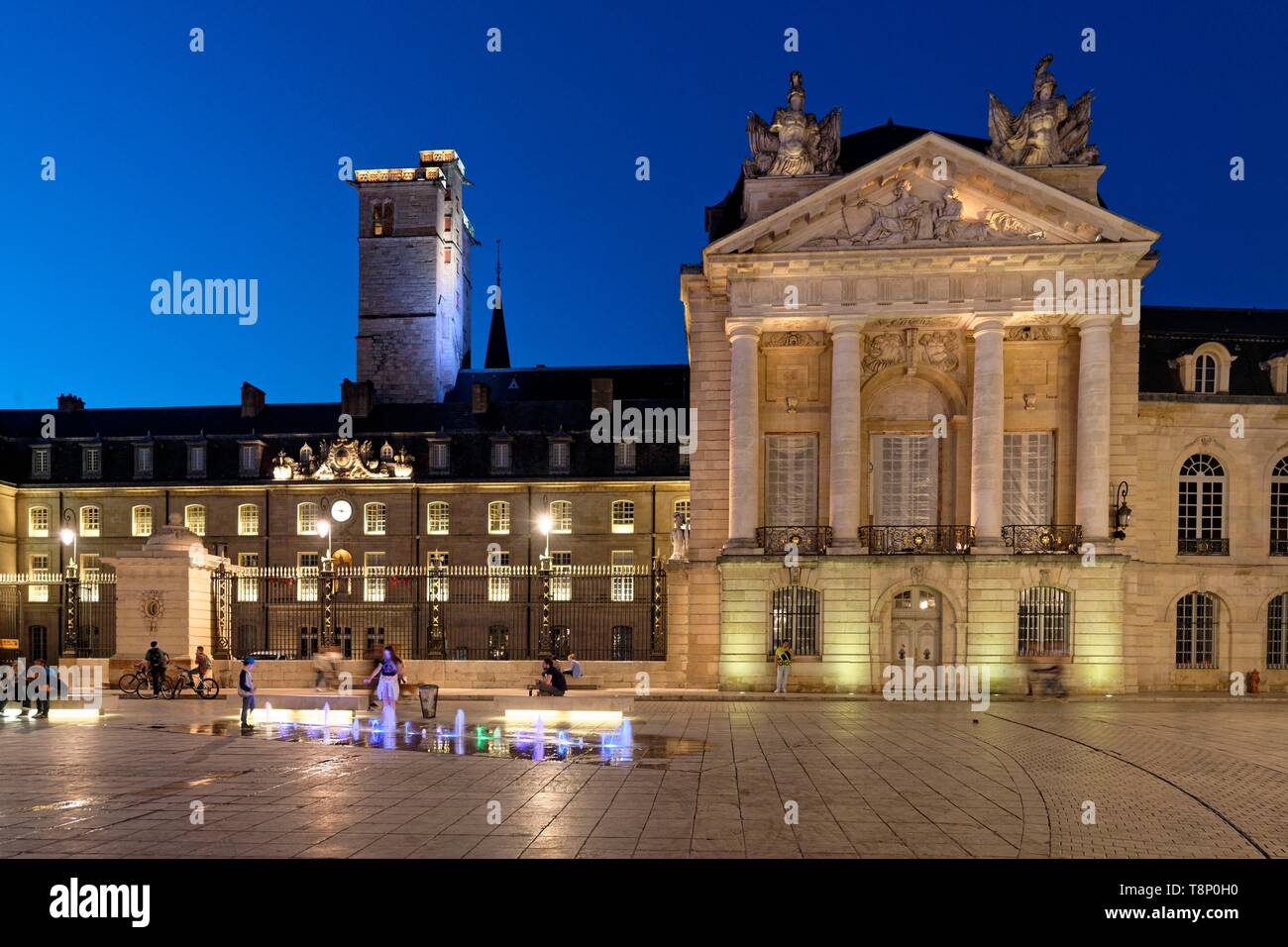 Francia, Cote d'Or, paesaggio culturale di Borgogna climi elencati come patrimonio mondiale dall' UNESCO, Dijon, fontane sulla place de la Libération (Piazza Liberazione) di fronte alla Torre Philippe le Bon (Filippo il Buono) e il Palazzo dei Duchi di Borgogna che ospita il municipio e il Museo delle Belle Arti Foto Stock