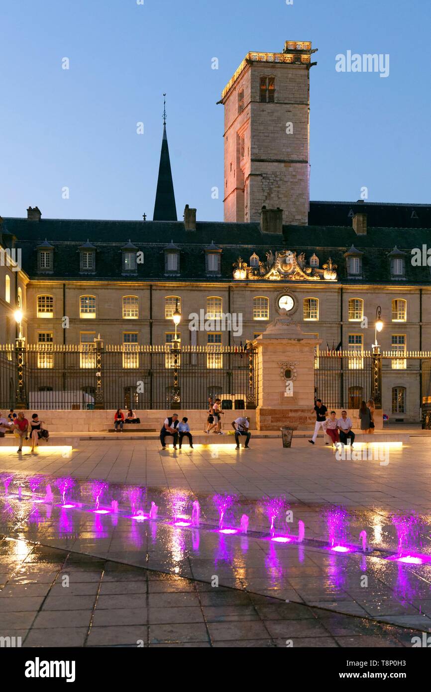 Francia, Cote d'Or, paesaggio culturale di Borgogna climi elencati come patrimonio mondiale dall' UNESCO, Dijon, fontane sulla place de la Libération (Piazza Liberazione) di fronte alla Torre Philippe le Bon (Filippo il Buono) e il Palazzo dei Duchi di Borgogna che ospita il municipio e il Museo delle Belle Arti Foto Stock