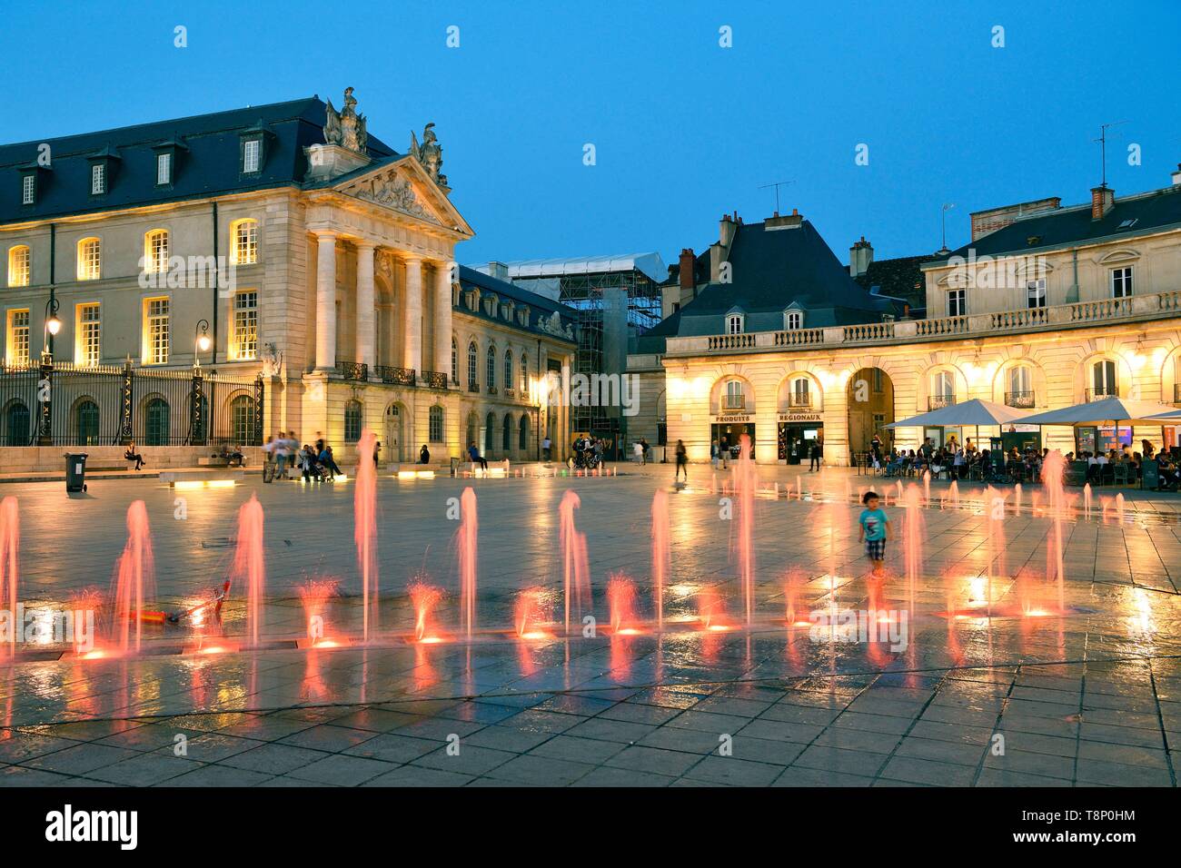 Francia, Cote d'Or, paesaggio culturale di Borgogna climi elencati come patrimonio mondiale dall' UNESCO, Dijon, fontane sulla place de la Libération (liberazione) piazza di fronte al Palazzo dei Duchi di Borgogna che ospita il municipio e il Museo delle Belle Arti Foto Stock