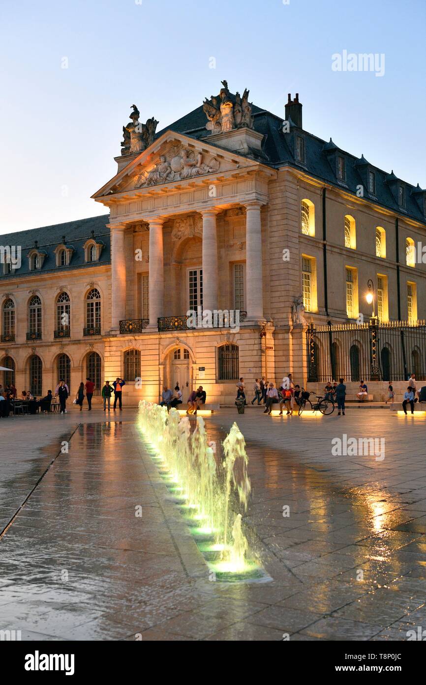 Francia, Cote d'Or, paesaggio culturale di Borgogna climi elencati come patrimonio mondiale dall' UNESCO, Dijon, fontane sulla place de la Libération (liberazione) piazza di fronte al Palazzo dei Duchi di Borgogna che ospita il municipio e il Museo delle Belle Arti Foto Stock