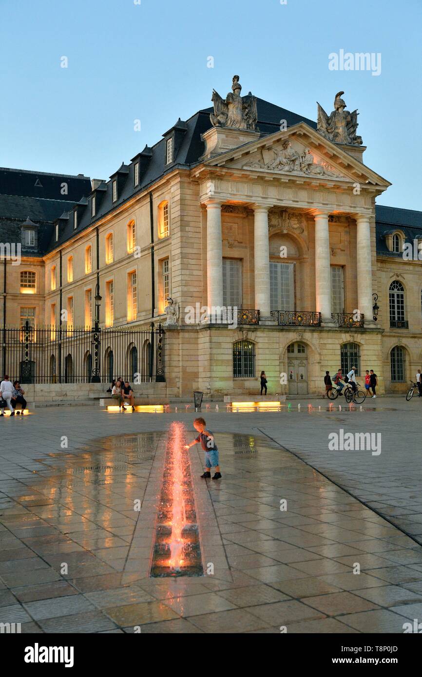 Francia, Cote d'Or, paesaggio culturale di Borgogna climi elencati come patrimonio mondiale dall' UNESCO, Dijon, fontane sulla place de la Libération (liberazione) piazza di fronte al Palazzo dei Duchi di Borgogna che ospita il municipio e il Museo delle Belle Arti Foto Stock