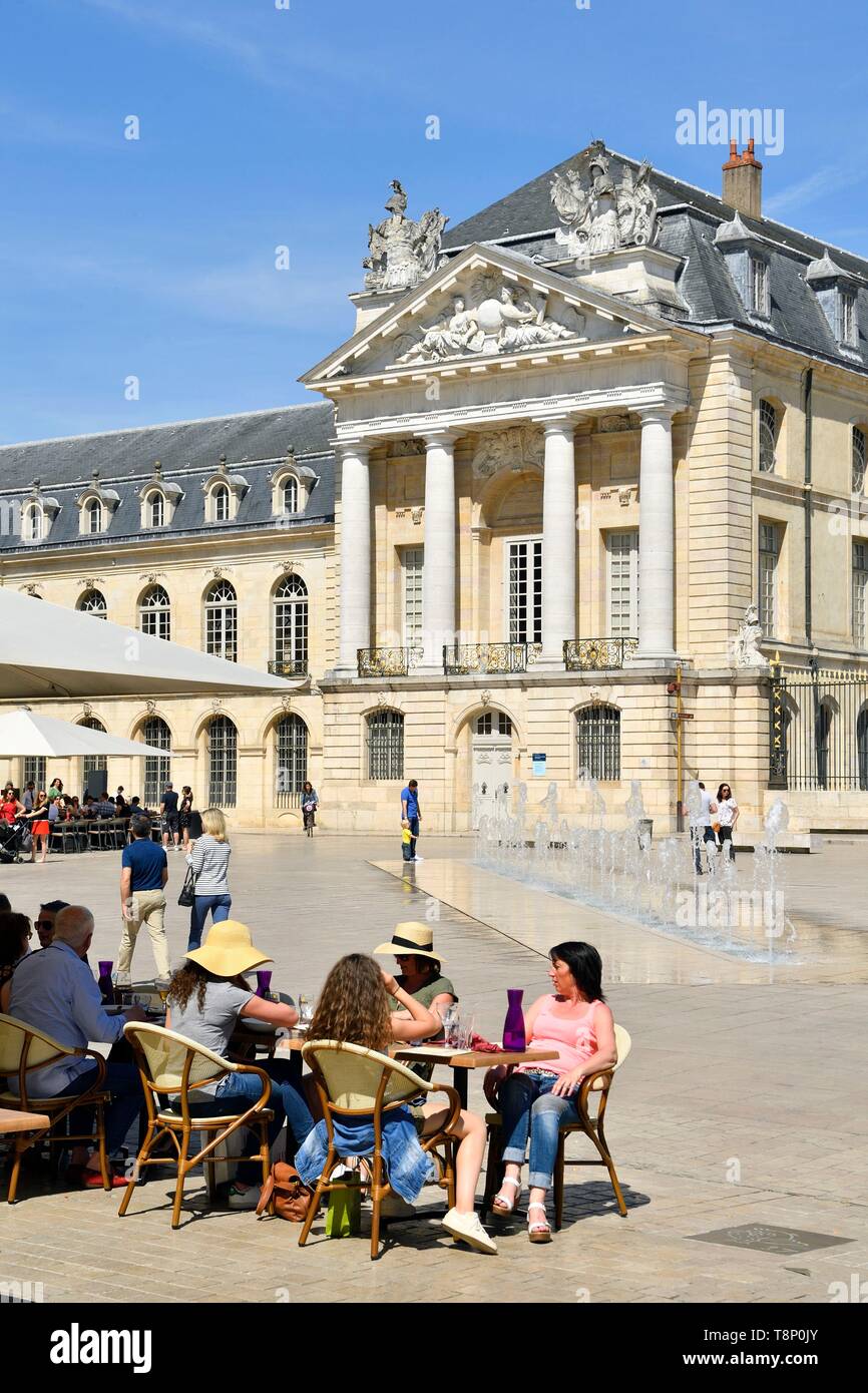 Francia, Cote d'Or, paesaggio culturale di Borgogna climi elencati come patrimonio mondiale dall' UNESCO, Dijon, fontane sulla place de la Libération (liberazione) piazza di fronte al Palazzo dei Duchi di Borgogna che ospita il municipio e il Museo delle Belle Arti Foto Stock