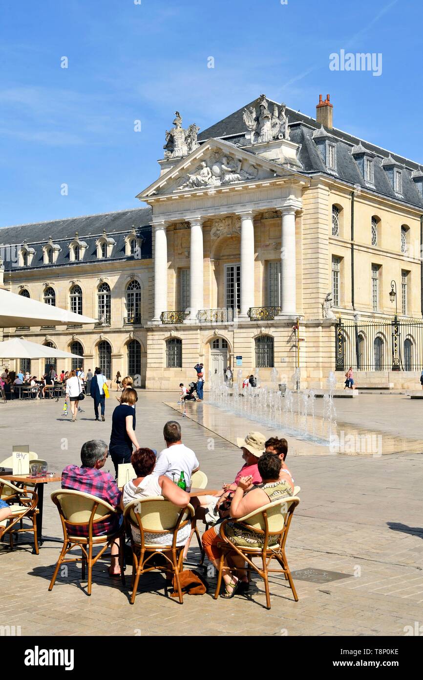 Francia, Cote d'Or, paesaggio culturale di Borgogna climi elencati come patrimonio mondiale dall' UNESCO, Dijon, fontane sulla place de la Libération (liberazione) piazza di fronte al Palazzo dei Duchi di Borgogna che ospita il municipio e il Museo delle Belle Arti Foto Stock