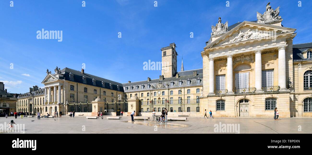 Francia, Cote d'Or, paesaggio culturale di Borgogna climi elencati come patrimonio mondiale dall' UNESCO, Dijon, fontane sulla place de la Libération (Piazza Liberazione) di fronte alla Torre Philippe le Bon (Filippo il Buono) e il Palazzo dei Duchi di Borgogna che ospita il municipio e il Museo delle Belle Arti Foto Stock