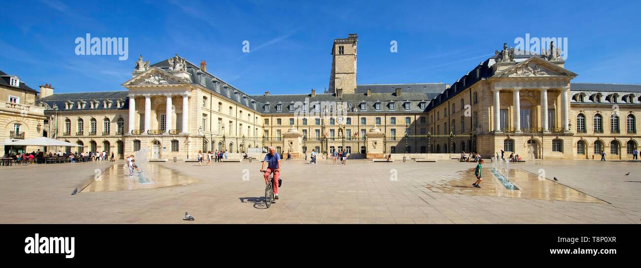 Francia, Cote d'Or, paesaggio culturale di Borgogna climi elencati come patrimonio mondiale dall' UNESCO, Dijon, fontane sulla place de la Libération (Piazza Liberazione) di fronte alla Torre Philippe le Bon (Filippo il Buono) e il Palazzo dei Duchi di Borgogna che ospita il municipio e il Museo delle Belle Arti Foto Stock