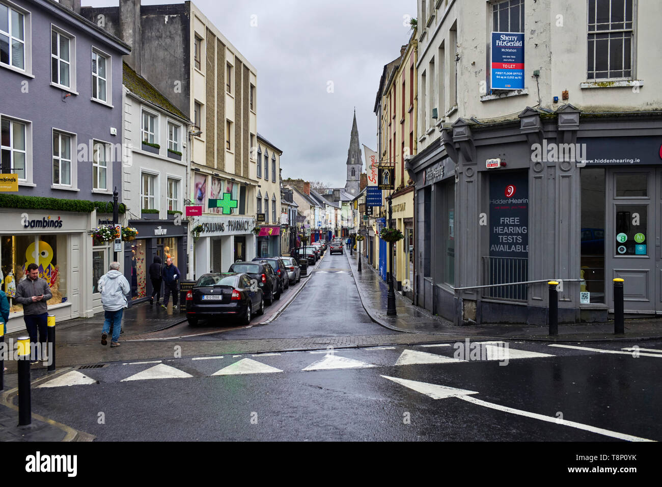 Guardando verso il basso la High Street in Ennis Foto Stock