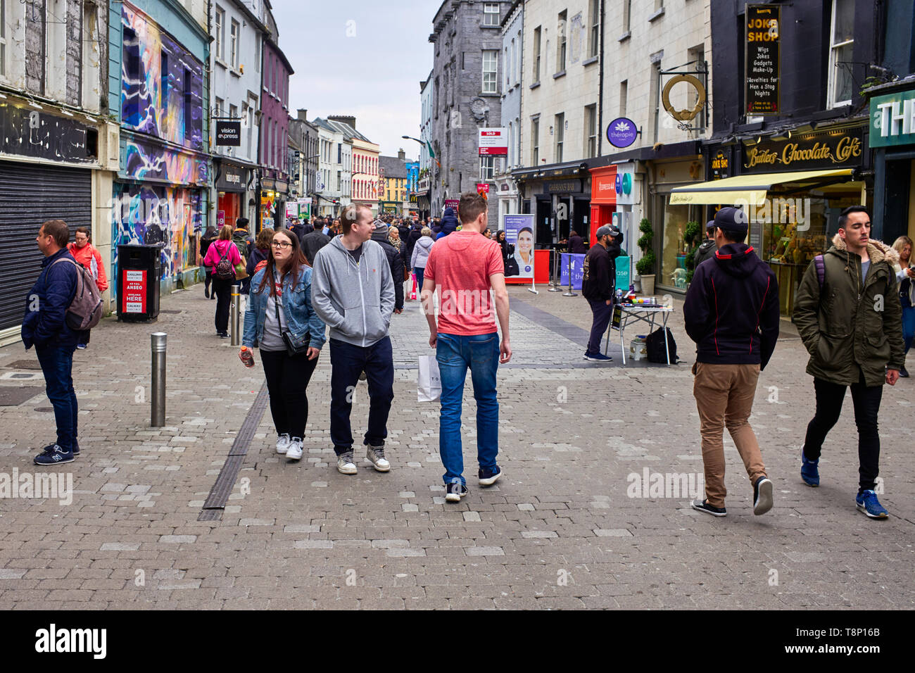 I turisti in area pedonale Shop Street, Galway Foto Stock