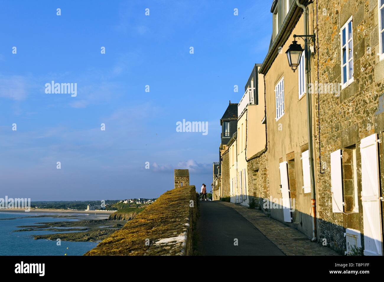 Francia, Manche, Cotentin, Granville, la città alta costruito su di un promontorio roccioso all'estrema punta orientale della baia di Mont Saint Michel Foto Stock