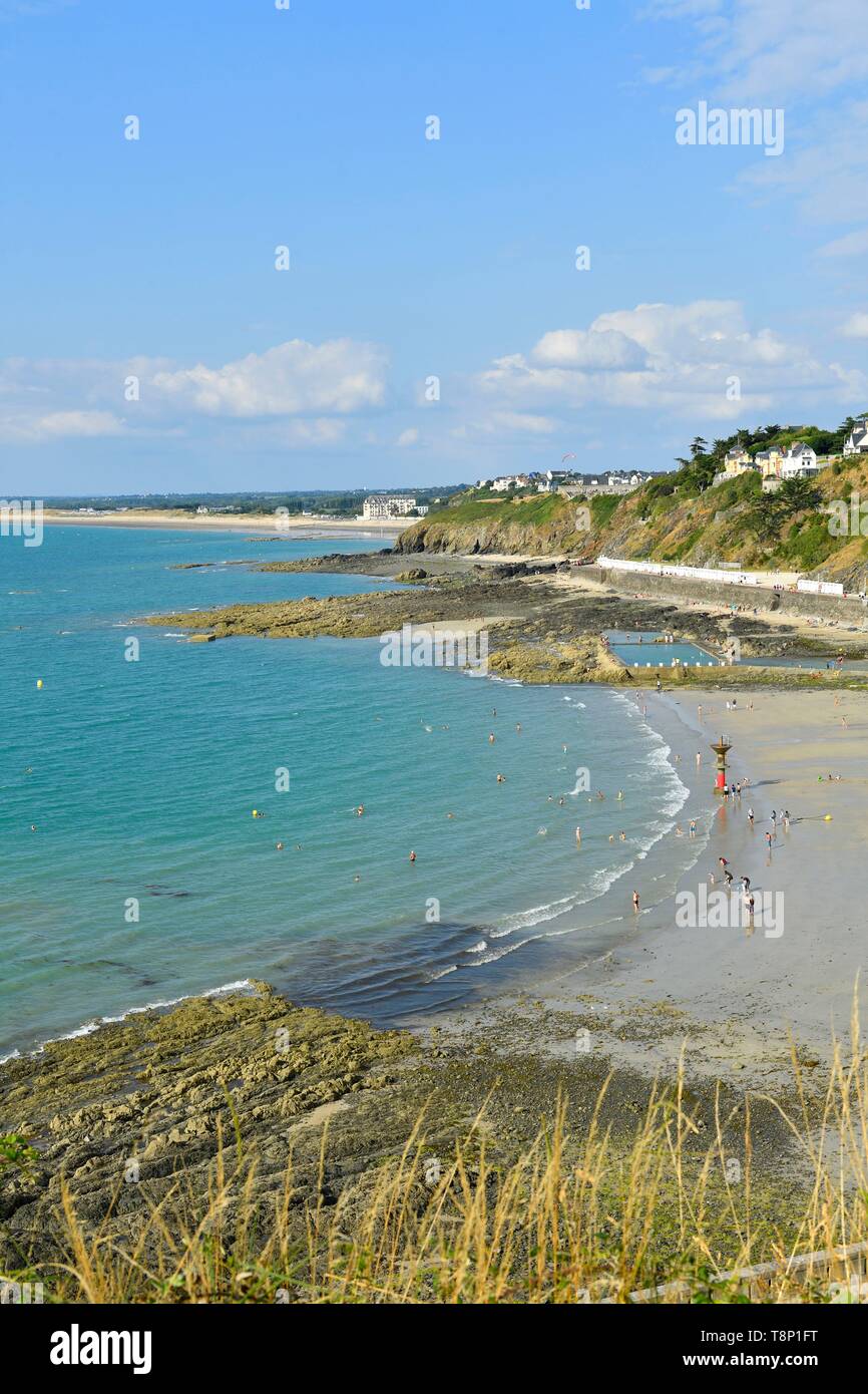 Francia, Manche, Cotentin, Granville, la città alta costruito su di un promontorio roccioso all'estrema punta orientale della baia di Mont Saint Michel, Plat Gousset spiaggia e il lungomare Foto Stock