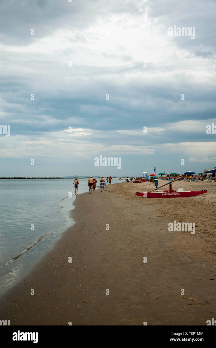 La gente camminare sulla spiaggia Foto Stock