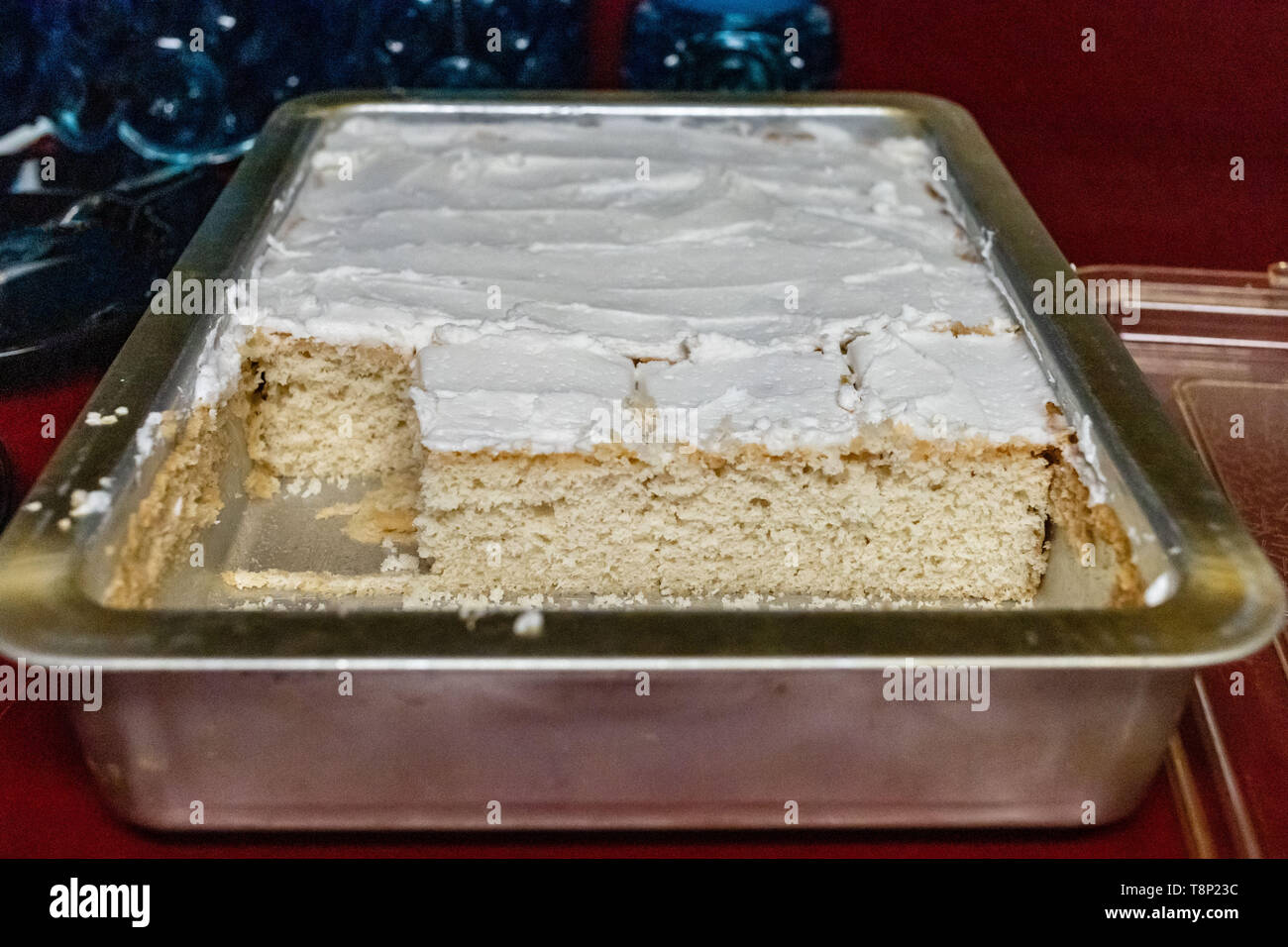Un basso livello di guardare a un tradizionale di vaniglia torta bianca Foto Stock