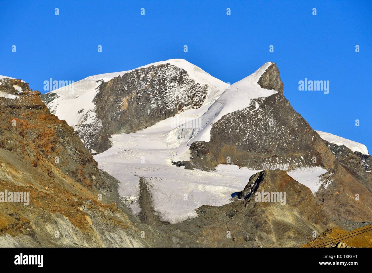 La Svizzera nel canton Vallese, Zermatt, Findelntal (Findeln valley) con picco Strahlhorn Foto Stock
