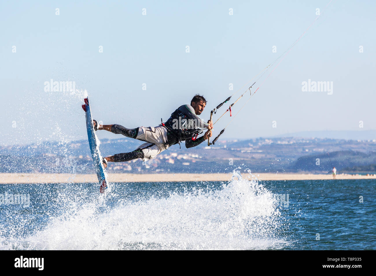 Kite surfer sollevati in aria con spray Foto Stock