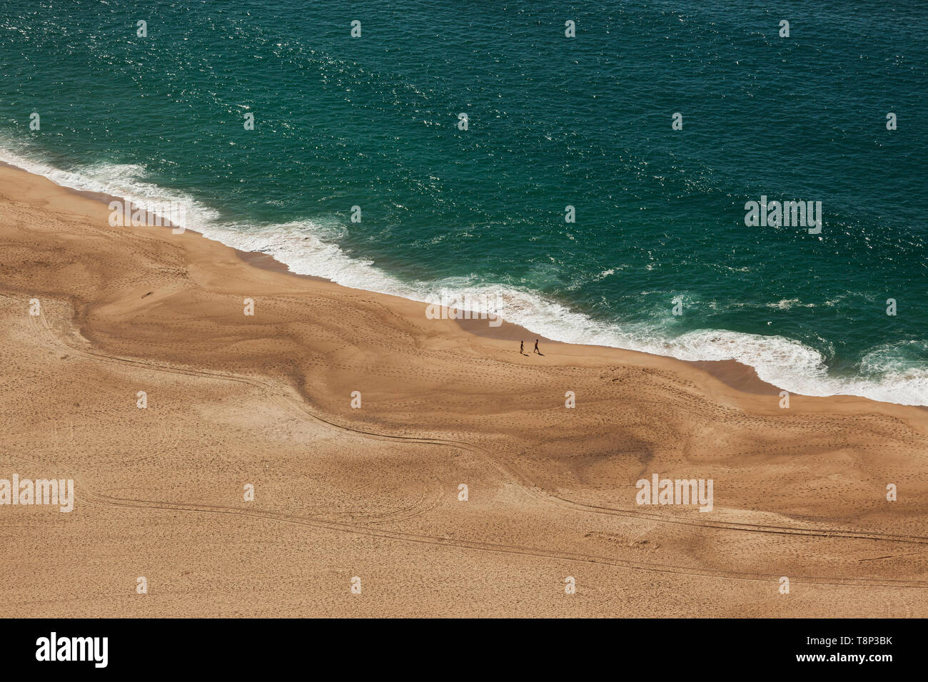 Nazaré beach e il litorale lungo la Costa d'argento del Portogallo Foto Stock