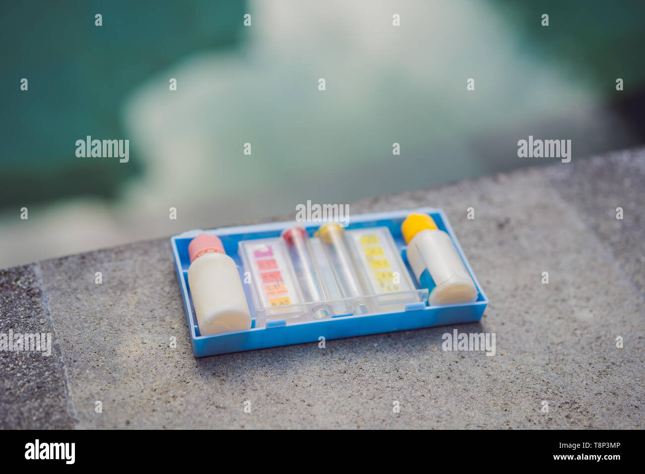 Misurazione di cloro e di PH di un pool Foto Stock