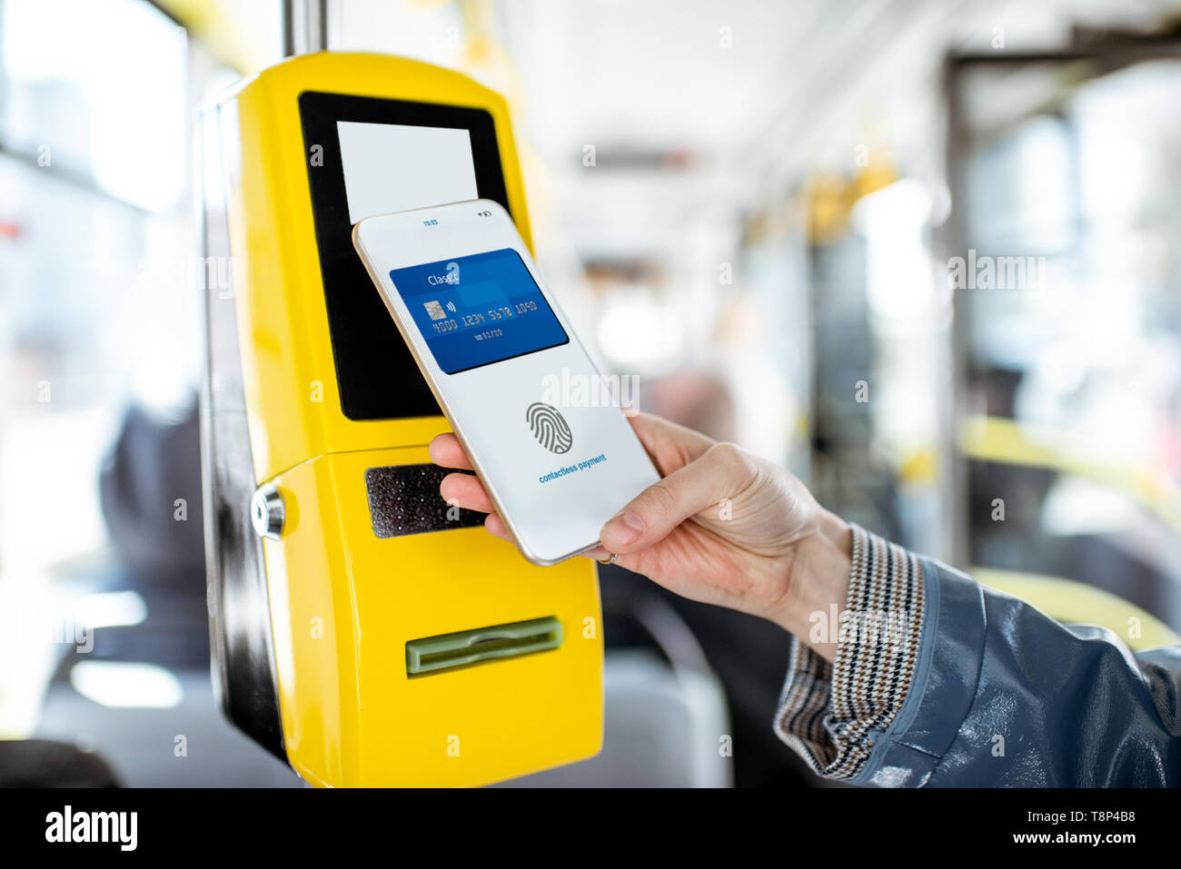 Pagando conctactless con lo smartphone per il trasporto pubblico in tram, vista da vicino Foto Stock
