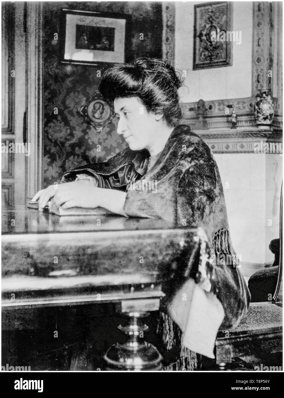 Rosa Luxemburg nella sua casa di Berlino, fotografia, 1907 Foto Stock