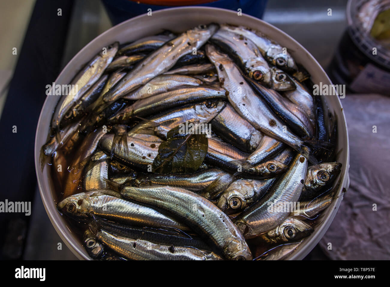 Piatti a base di frutti di mare e attrezzature industriali per il settore della pesca Foto Stock