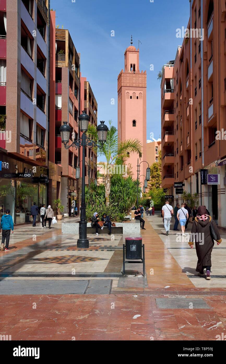 Il Marocco, Alto Atlante, Marrakech città imperiale, quartiere di Gueliz nella parte moderna della città di stile occidentale degli edifici e la moschea di Hassan II (moschea turca) accanto a Place du 16 Novembre Foto Stock