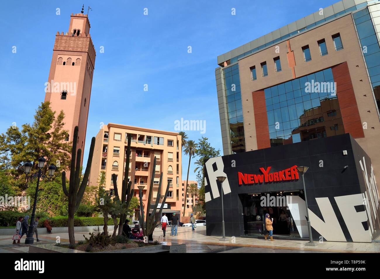 Il Marocco, Alto Atlante, Marrakech città imperiale, quartiere di Gueliz nella parte moderna della città, stile western shop e la moschea di Hassan II (moschea turca) in rue El Imam Malik accanto a Place du 16 Novembre Foto Stock