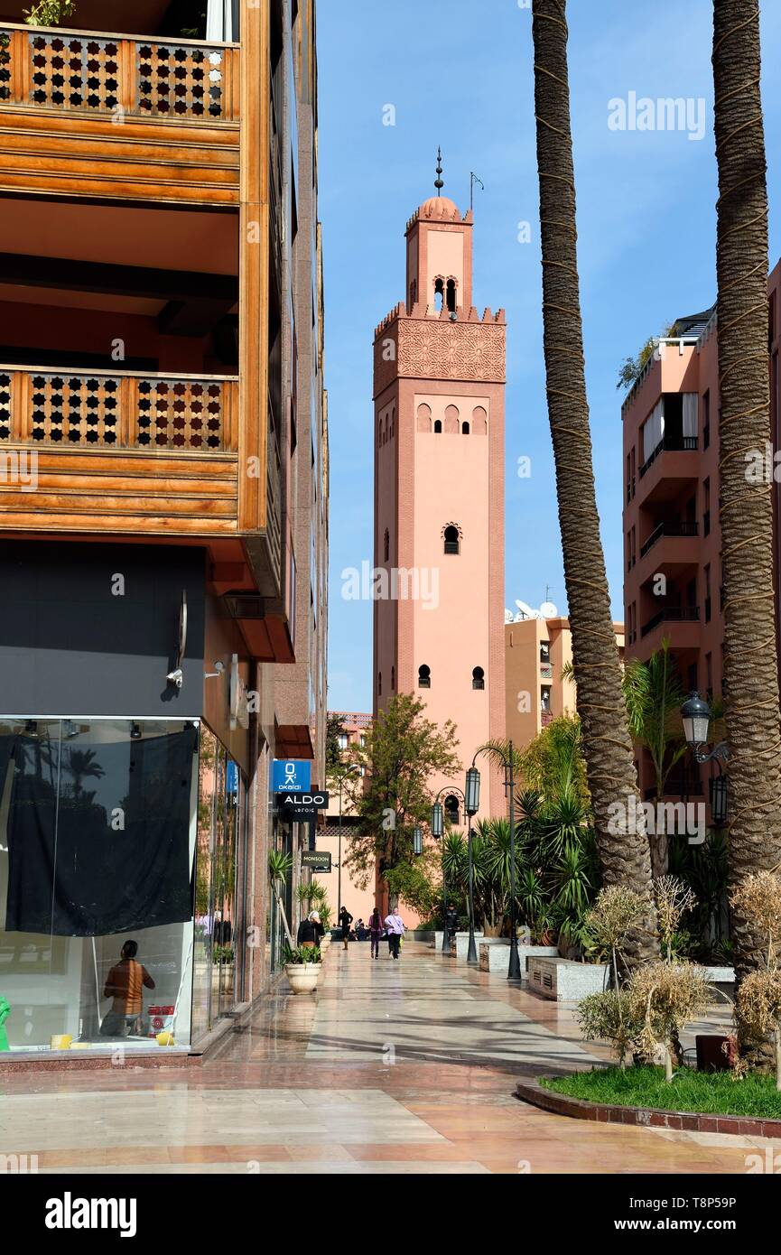 Il Marocco, Alto Atlante, Marrakech città imperiale, quartiere di Gueliz nella parte moderna della città di stile occidentale degli edifici e la moschea di Hassan II (moschea turca) accanto a Place du 16 Novembre Foto Stock