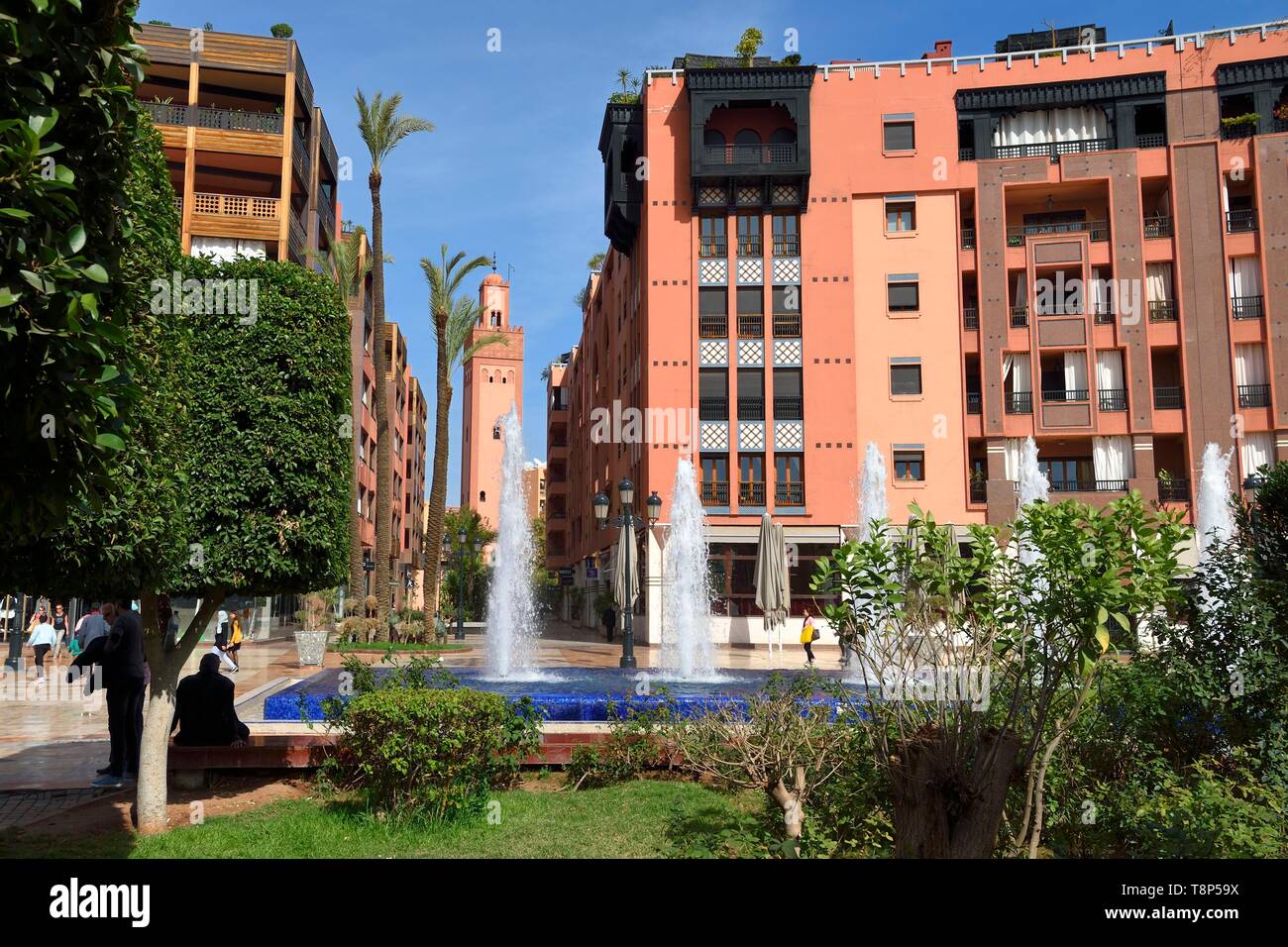 Il Marocco, Alto Atlante, Marrakech città imperiale, quartiere di Gueliz nella parte moderna della città di stile occidentale degli edifici e la moschea di Hassan II (moschea turca) accanto a Place du 16 Novembre Foto Stock