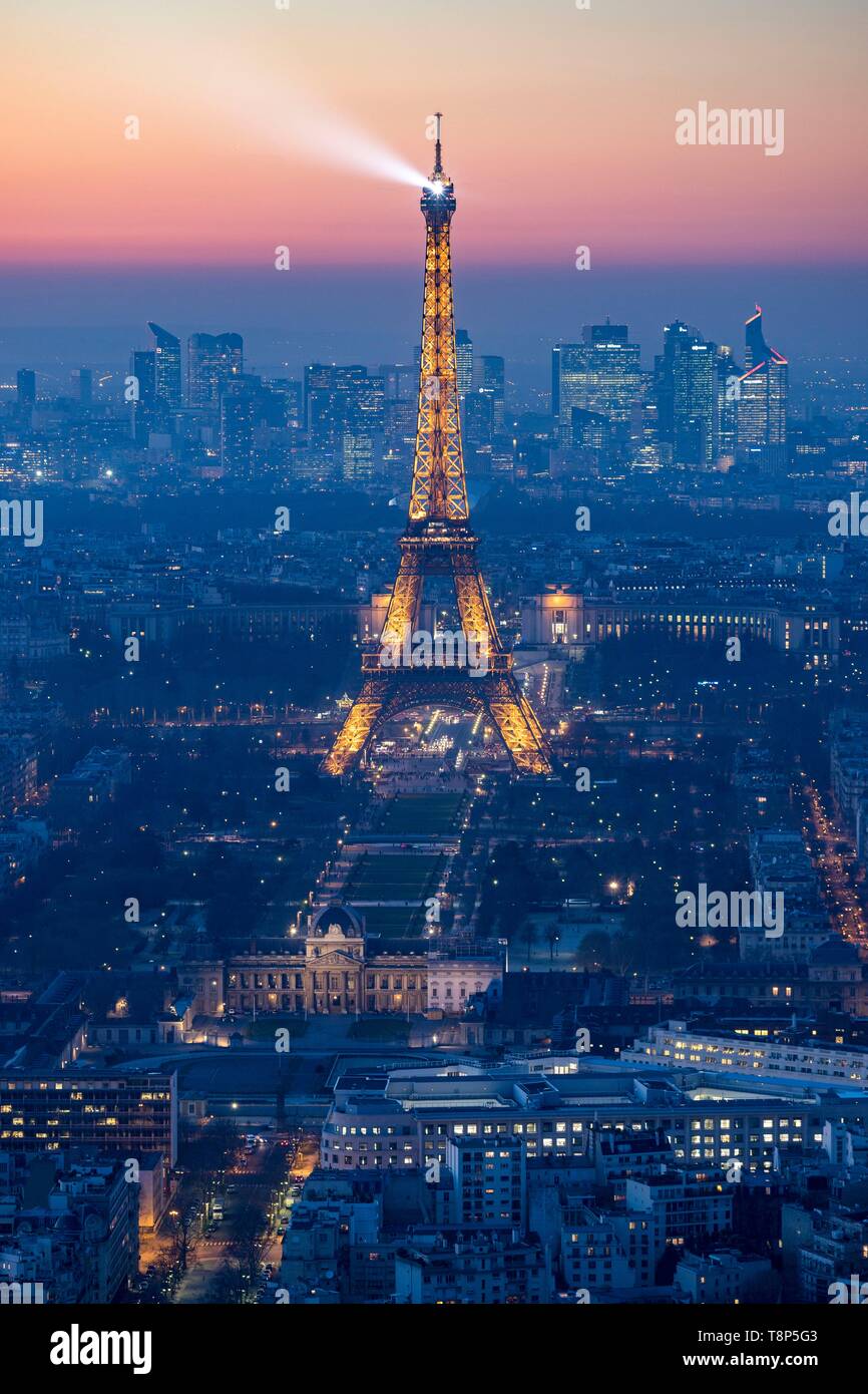 Francia, Parigi zona elencata come patrimonio mondiale dall' UNESCO, Torre Eiffel (© SETE-luminarie Pierre Bideau) e La Defense dopo il tramonto Foto Stock
