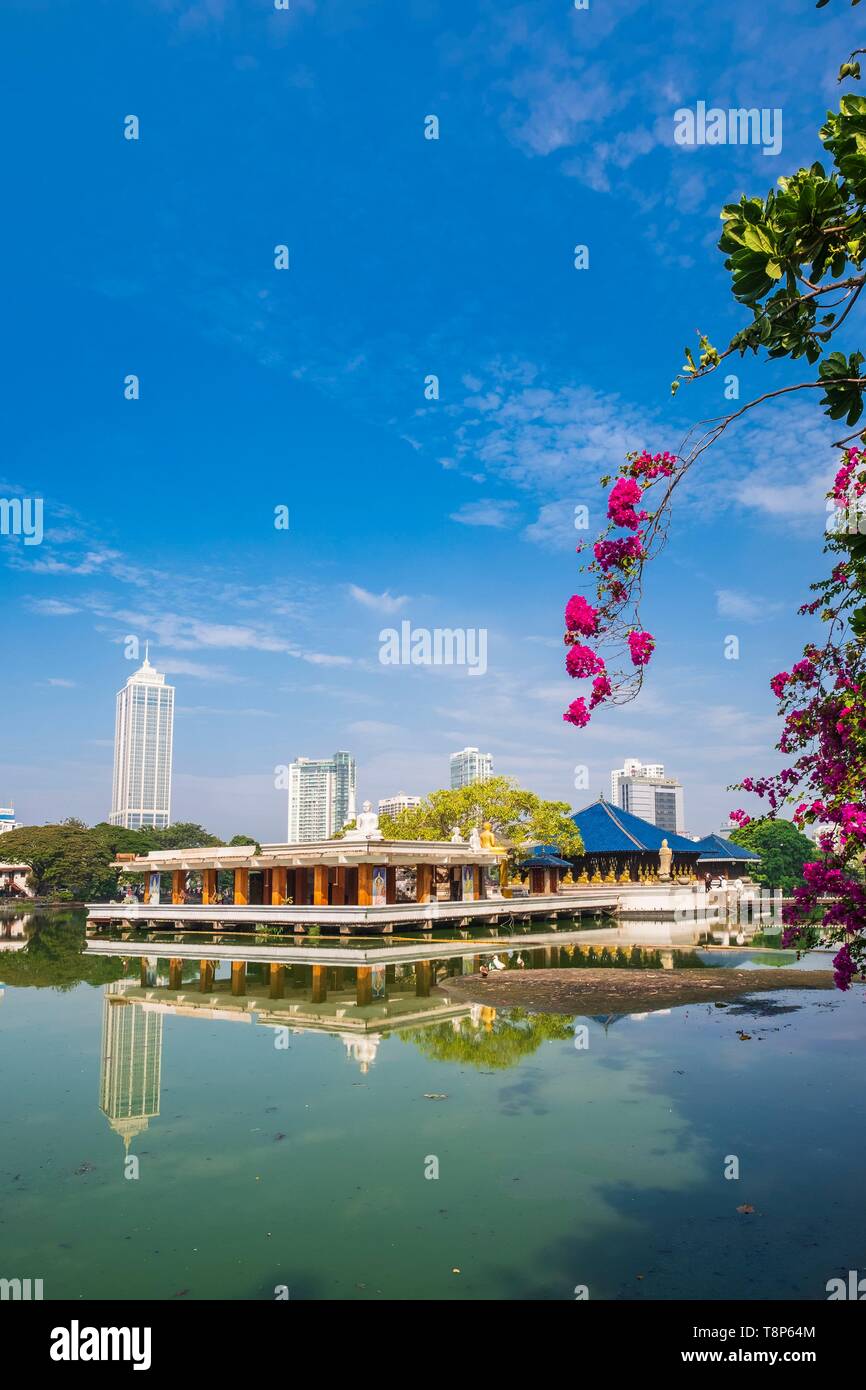 Sri Lanka, Colombo, Wekanda distretto, Vederema Malakaya tempio buddista nel lago di Beira Foto Stock