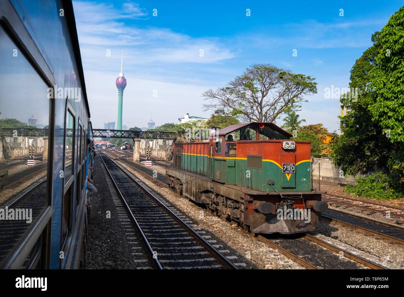 Sri Lanka, Colombo, Fort distretto, Colombo Fort stazione ferroviaria e Lotus Tower in background Foto Stock
