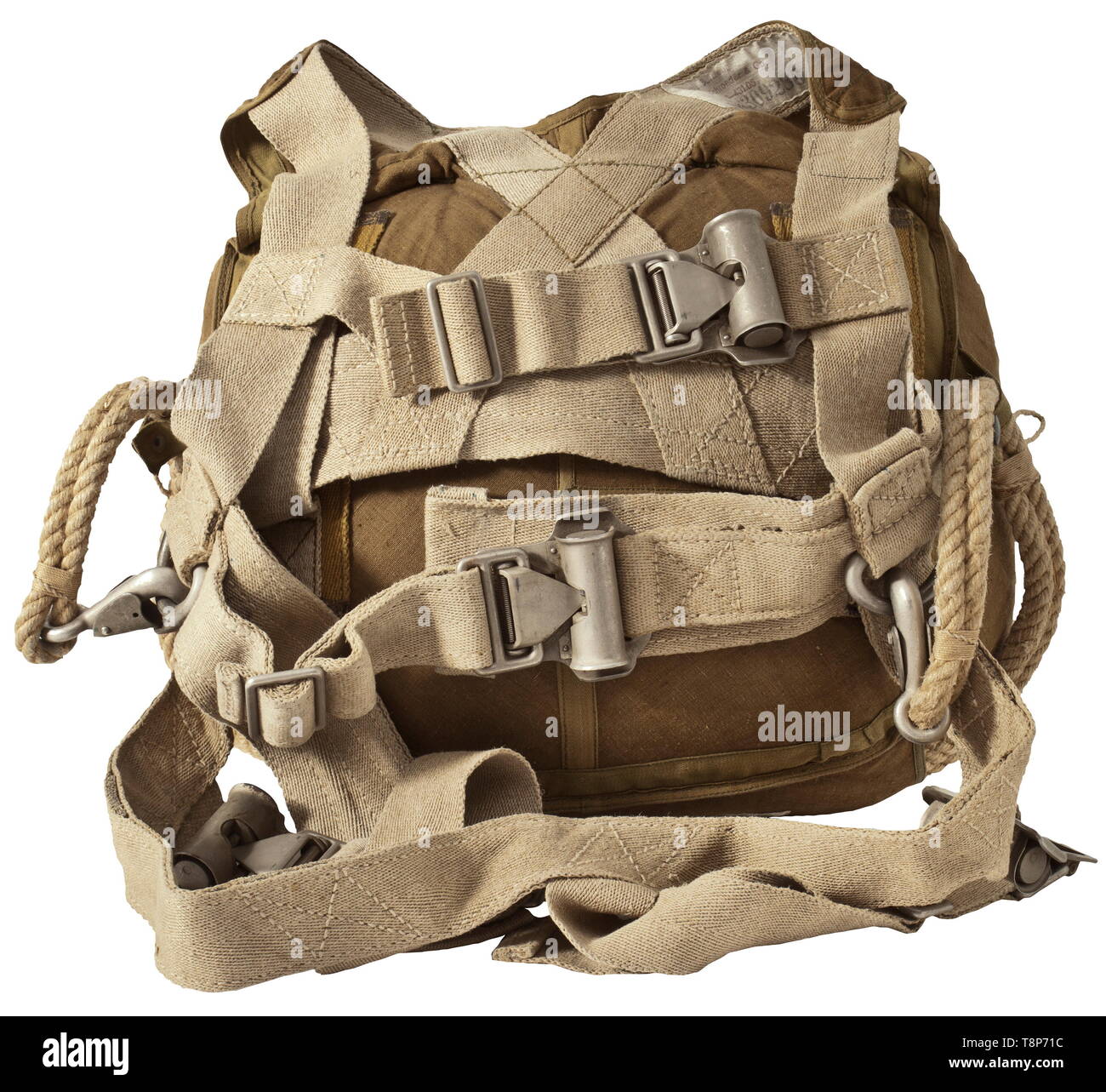 Un paracadutista paracadute pack, paracadute ed il cablaggio d'oliva biancheria colorata pack con l'etichetta cucita 'Sprungfallschirm für Fallschirmtruppen - Anforderzeichen: Fl.30271-1 - Bauart Schröder & Co. Gerät 10-431 B-1 - Hersteller K. Peterhänsel, Köppelsdorf - 10. Juni 1942." (tr. Paracadute per Airborne soldati - Richiesta numero Fl.30271-1 - Design Schröder & Co. Apparecchiatura 10-431 B-1 - Produttore, K. Peterhänsel, Köppelsdorf - 10 giugno 1942.) luce color lino cablaggio web con anelli in metallo e fibbie e una etichetta cucita per lo stesso produttore con il numero di apparecchiature di '10, Editorial-Use-solo Foto Stock