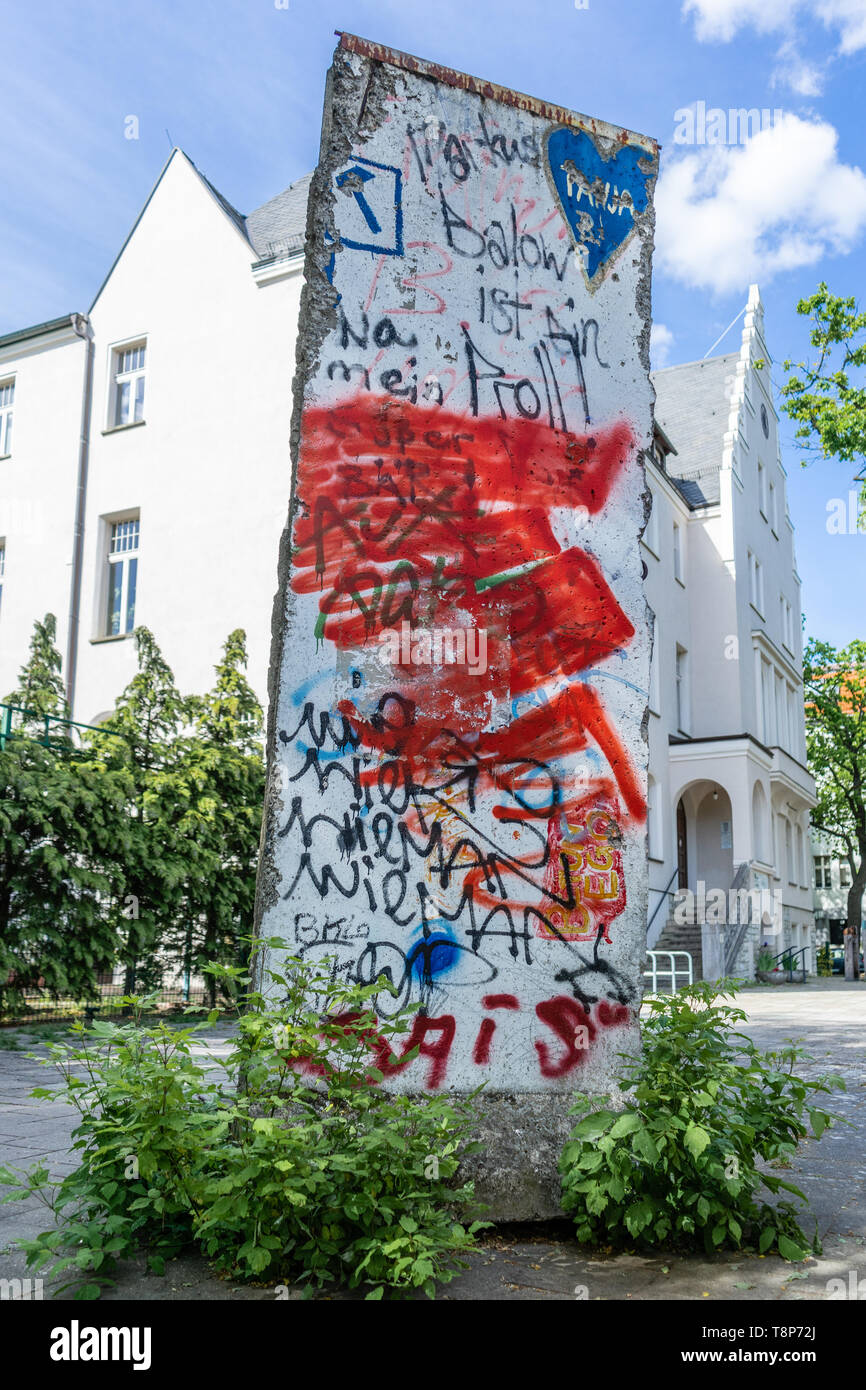 Un pezzo del muro di Berlino sul display al di fuori del Municipio di Berlino quartiere Johannisthal, 2019, Treptow, Germania Foto Stock