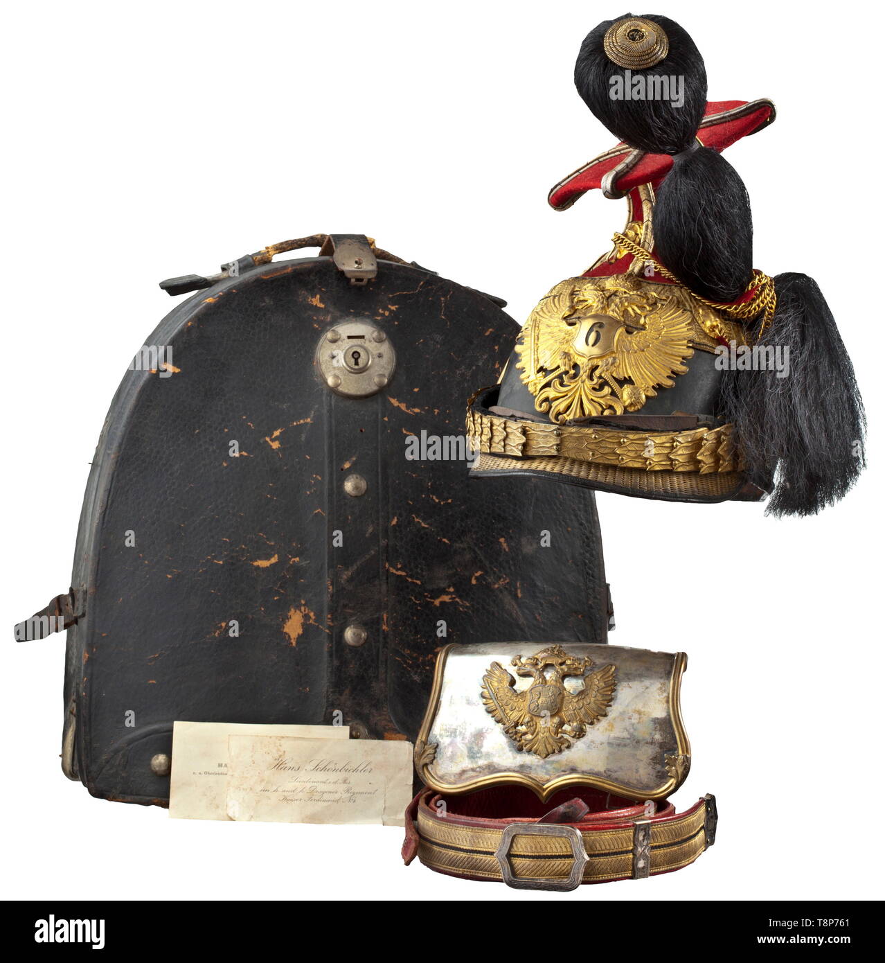 Un czapka e una scatola della cartuccia di cavalleria capitano Hans Schönbichler dall'Impero Austro-ungarico Landwehr-Uhlan reggimento n. 6 Czapka con cuoio nero cranio, robbia rosso coperta di stoffa, quadrato cavo argento. Supporti dorati, foderato chinscales di anelli interconnessi, emblema punzonati con il reggimento numero '6', bufalo nero pennacchio di capelli, catene dorato sulla testa leone borchie, cavo oro indicando il rango con una centrale e due strisce laterali, bianco Fodera in seta, iscritto con il nome del proprietario nella vecchia grafia, Fascia assorbisudore marrone. Czapka originale copertura di paglierino, Additional-Rights-Clearance-Info-Not-Available Foto Stock