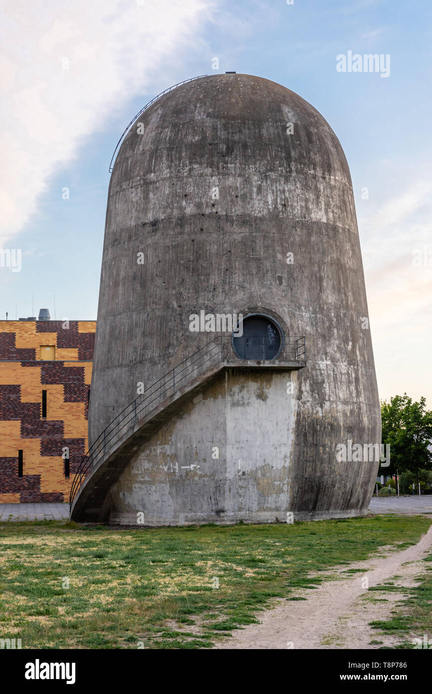 Trudelturm un monumento scientifico costruito negli anni Trenta del Novecento e utilizzato per la ricerca aeronautica presso l'aerodinamico Science Park di Berlin Adlershof, Berlino, Tedesco Foto Stock