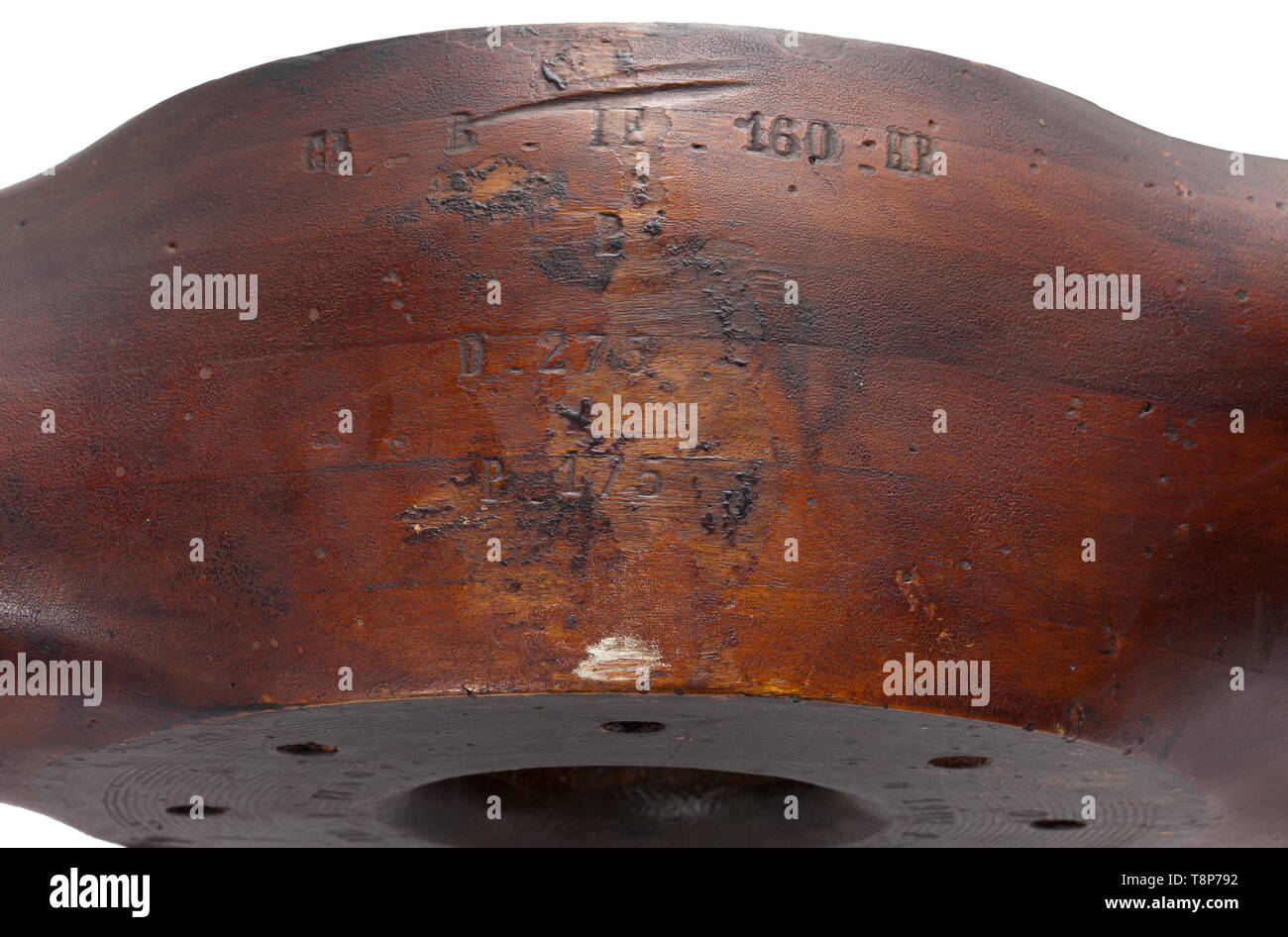 Un elica di un laminato in legno di noce e mogano Prima Guerra Mondiale periodo due-elica, il boss stampato '19112 FB FB' e 'datata 28.2.1917', ulteriormente timbrata "CA. B.SE. HP 160.P.D.275 P.175', un boss in faccia stampato '19112 P' con data "12.1.917', i due terzi di ciascuna pala con vernice originale finitura, i suggerimenti sopra-verniciato di verde pallido con blu-verde band, diametro 108,5 in (275 cm). storica, storica, truppa, truppe delle forze armate, militare, militaria, esercito, ala, del gruppo Air Force, forze aeree, xx secolo, Editorial-Use-solo Foto Stock