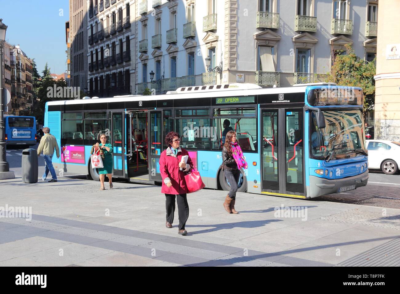 MADRID, Spagna - 22 ottobre 2012: persone uscire dalla città in autobus in Madrid. EMT è Madrid bus principale operatore. Esso utilizza la flotta di più di 2000 autobus e serve Foto Stock