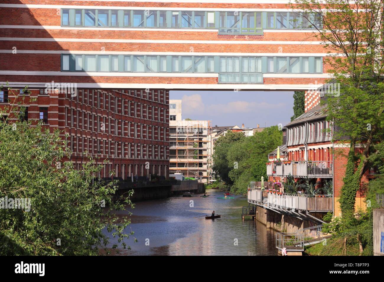 La città di Lipsia in Germania (stato di Sachsen). Plagwitz ex area industriale - vecchie fabbriche di mattoni e magazzini sulla Weisse Elster river. Foto Stock