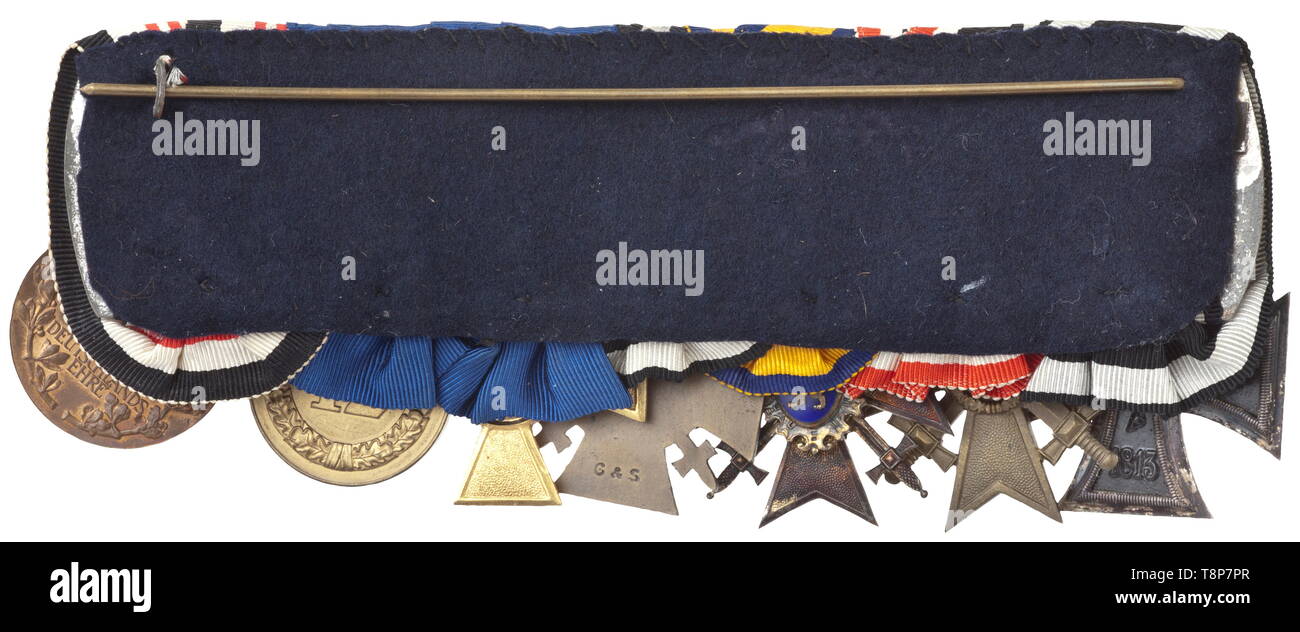 Una barra di medaglie di un ufficiale della marina - servizio in tedesco Nuova Guinea e Venezuela sette pezzo bar con la Prussia: Croce di ferro di seconda classe di 1914, Impero Tedesco: guerra Croce di Merito di seconda classe con spade 1939, Schwarzburg-Sondershausen: onore Croce di terza classe con spade con il monogramma della Casa regnante di Günther Friedrich Carl montato su complementare (piccolo chip di smalto), Impero Tedesco: Anteriore Fighter Award 1934, Wehrmacht lungo servizio premi per 25- e 12 anni con eagle appliqués, coloniale medaglia commemorativa con barre di combattimento 'VENEZUELA 1902/03' e 'DEUTSCH-NEUGUINEA 1913/14'. Barre di combattimento, Editorial-Use-solo Foto Stock