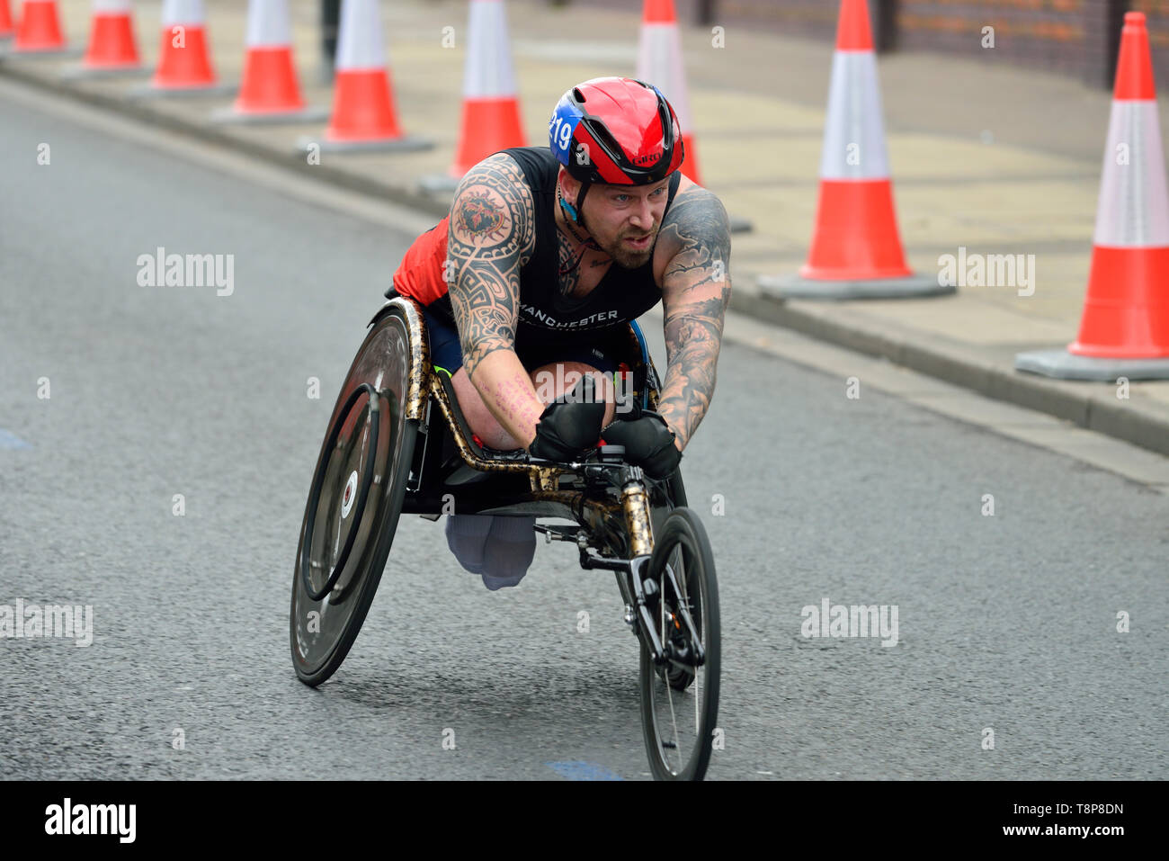 Sedia a rotelle concorrente, 2019 Vergine denaro maratona di Londra, London, Regno Unito Foto Stock